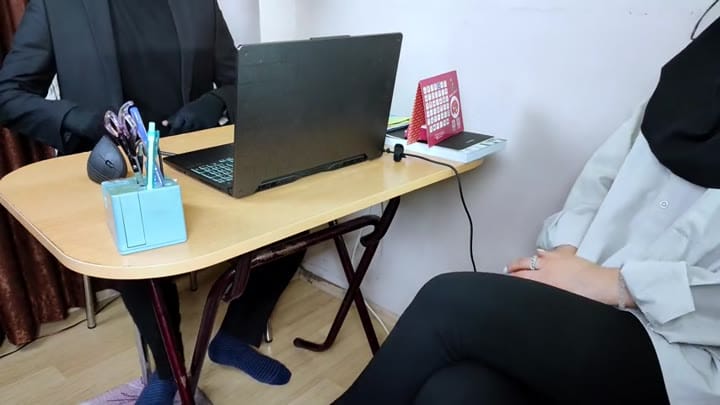 İş Başvurusuna Gelen Türbanlı İhtiyaç Sahibi Kadını Fazla Maaş Vaadiyle Kandırıp Çaktım
